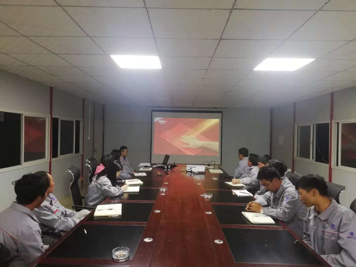 第三項目經(jīng)理部組織觀看《榜樣3》