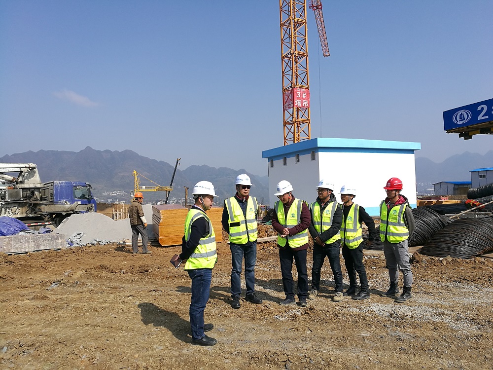 倪燦華到鎮(zhèn)雄縣舊府村魯家院子易地扶貧搬遷工程（一期）檢查指導(dǎo)工作