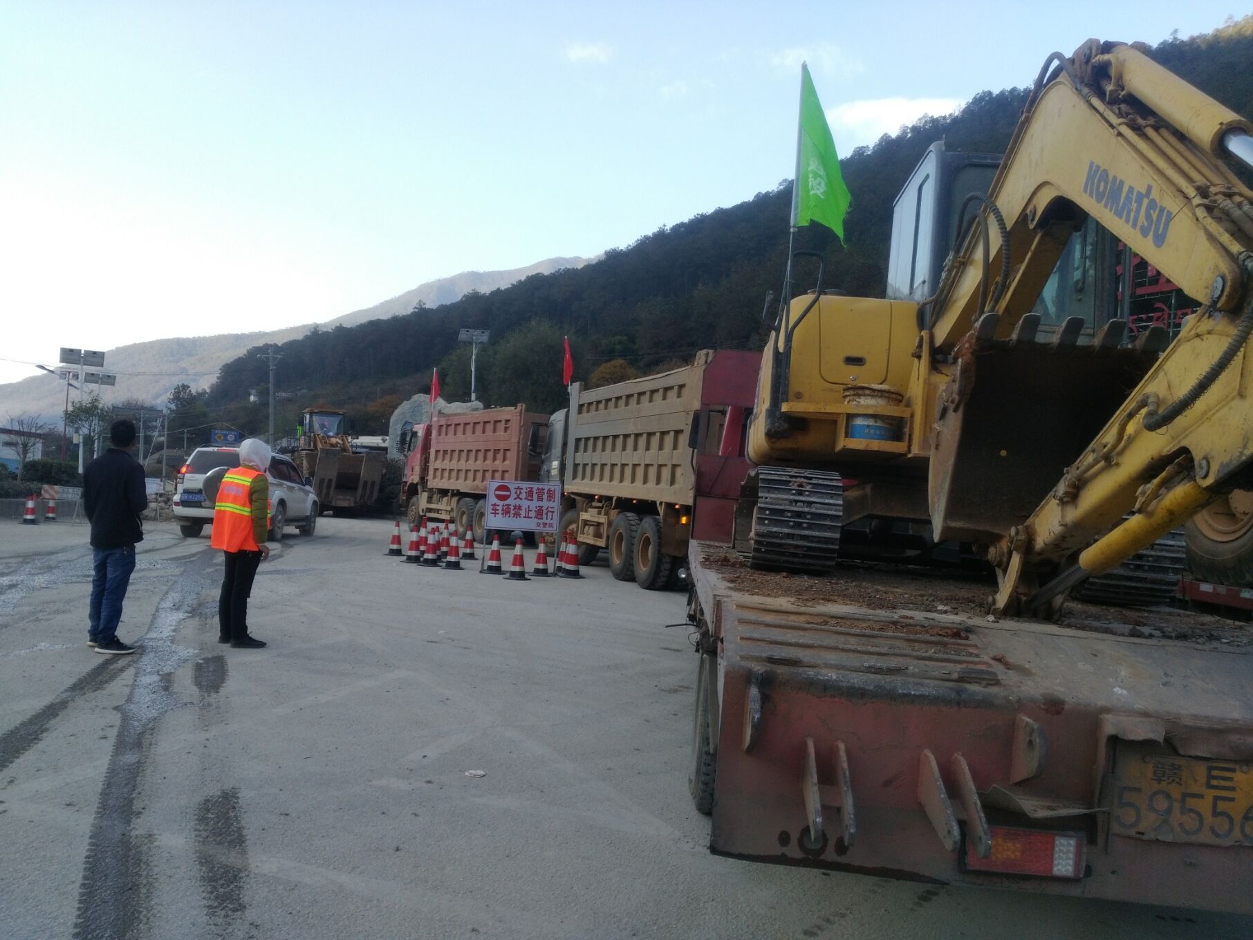 香麗高速十三工區(qū)項目部積極參與堰塞湖救災(zāi)工作