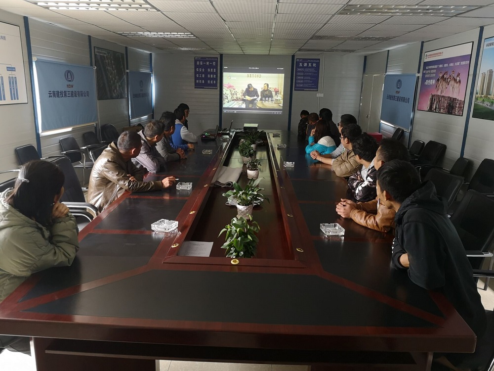 第二項目經理部組織職工觀看《黨風廉政》專題片