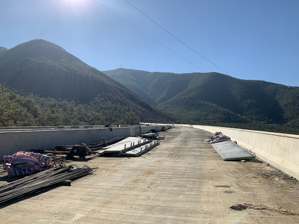 香麗高速十三工區(qū)項(xiàng)目部鴻文三號(hào)橋橋面鋪裝工作全面完成