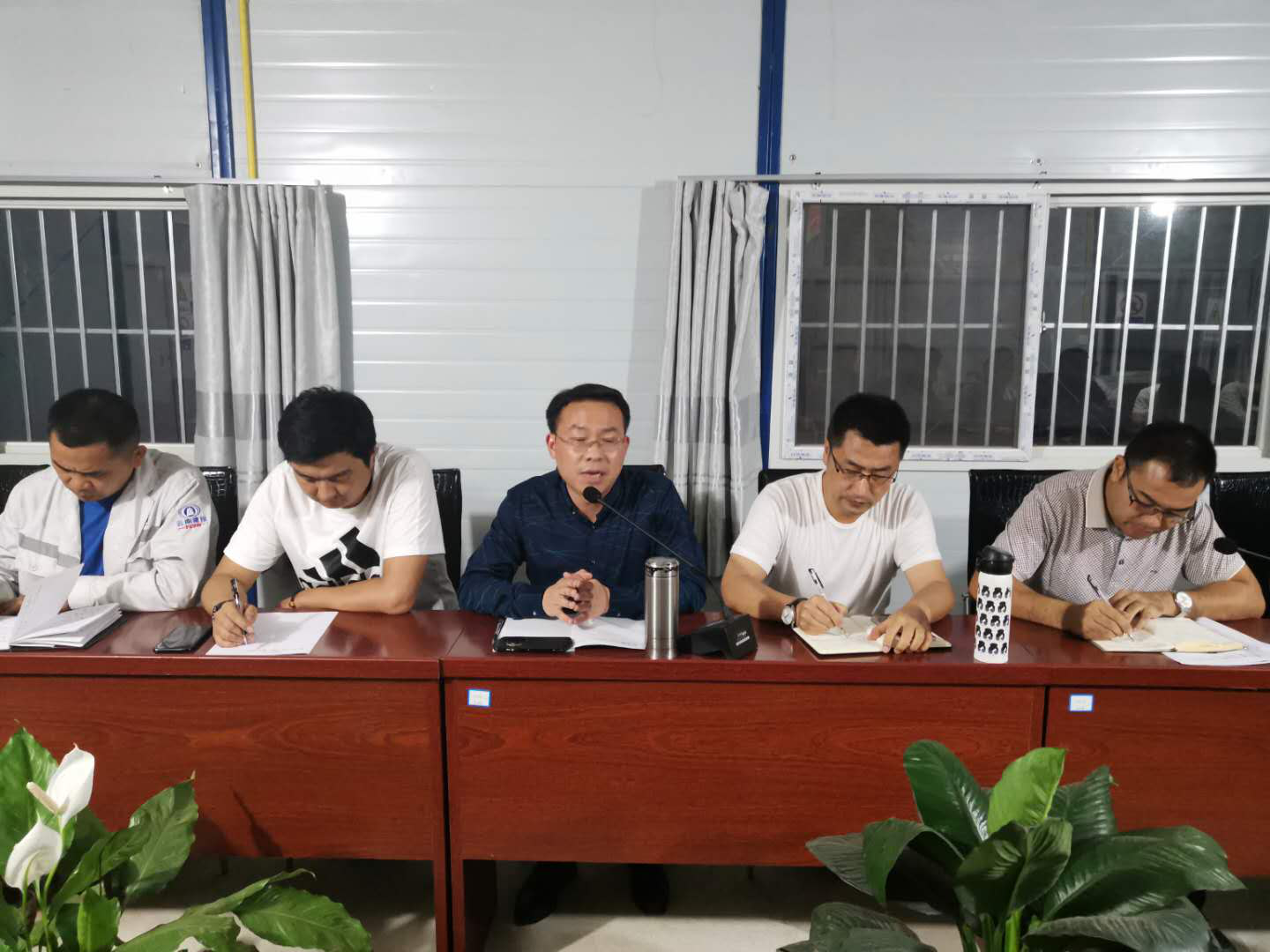 公司副總經(jīng)理陳波到萬萬高速項目六工區(qū)慰問指導(dǎo)工作