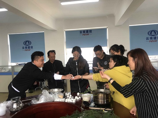 公司十五直管部組織職工包湯圓慶元宵