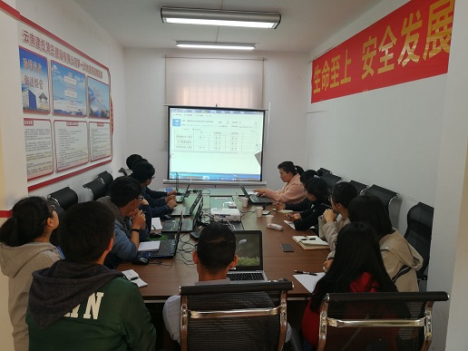 第一水電項目部組織職工進行NC培訓(xùn)