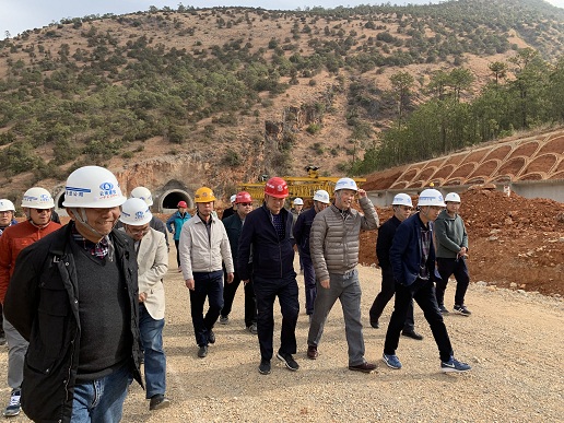 基投公司總經(jīng)理王賓到香麗項(xiàng)目部視察工地