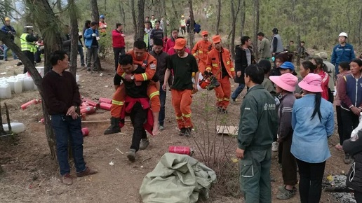 公司香麗高速十三項(xiàng)目部參與玉龍縣龍?bào)脆l(xiāng)森林救援