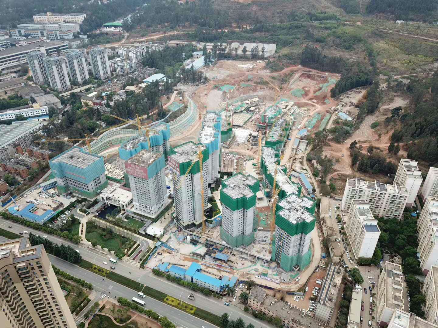 公司中海麓景花園（Ⅱ標(biāo)段）項(xiàng)目首棟順利封頂斷水