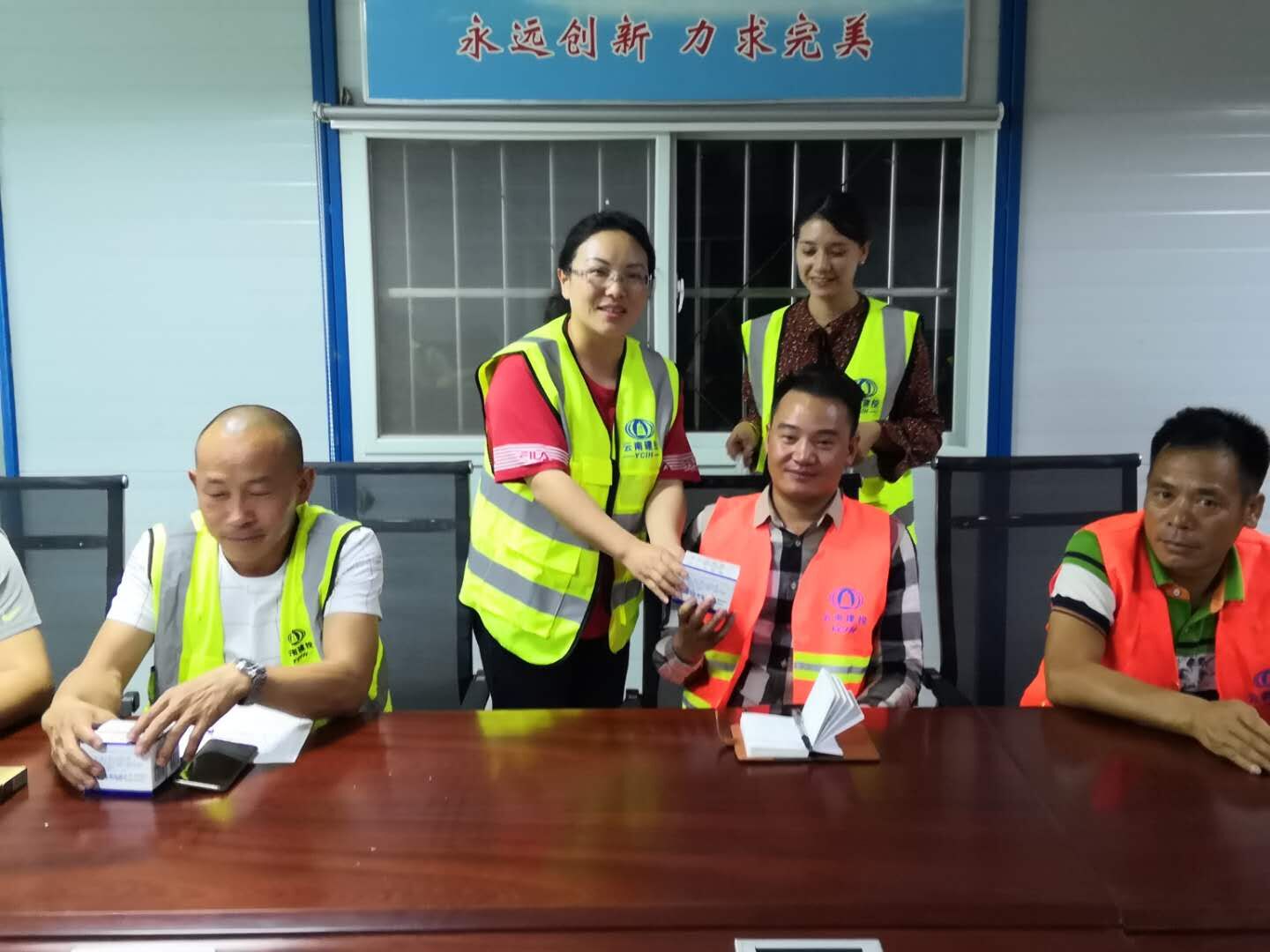 十五直管部開(kāi)展“關(guān)愛(ài)農(nóng)民工夏送清涼”慰問(wèn)活動(dòng)