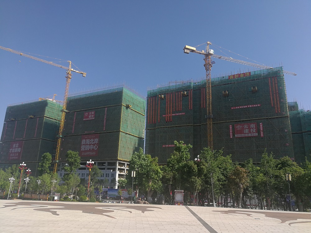 公司楚雄建投發(fā)展中心（三標(biāo)段）率先完成首棟封頂