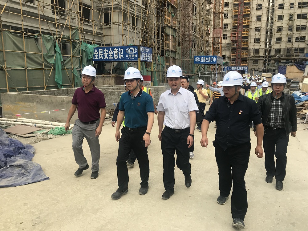 集團(tuán)黨委副書記、副董事長、總經(jīng)理李家龍一行前往鎮(zhèn)雄縣2018—2020年度易地扶貧搬遷工程魯家院子（一期）項(xiàng)目現(xiàn)場調(diào)研