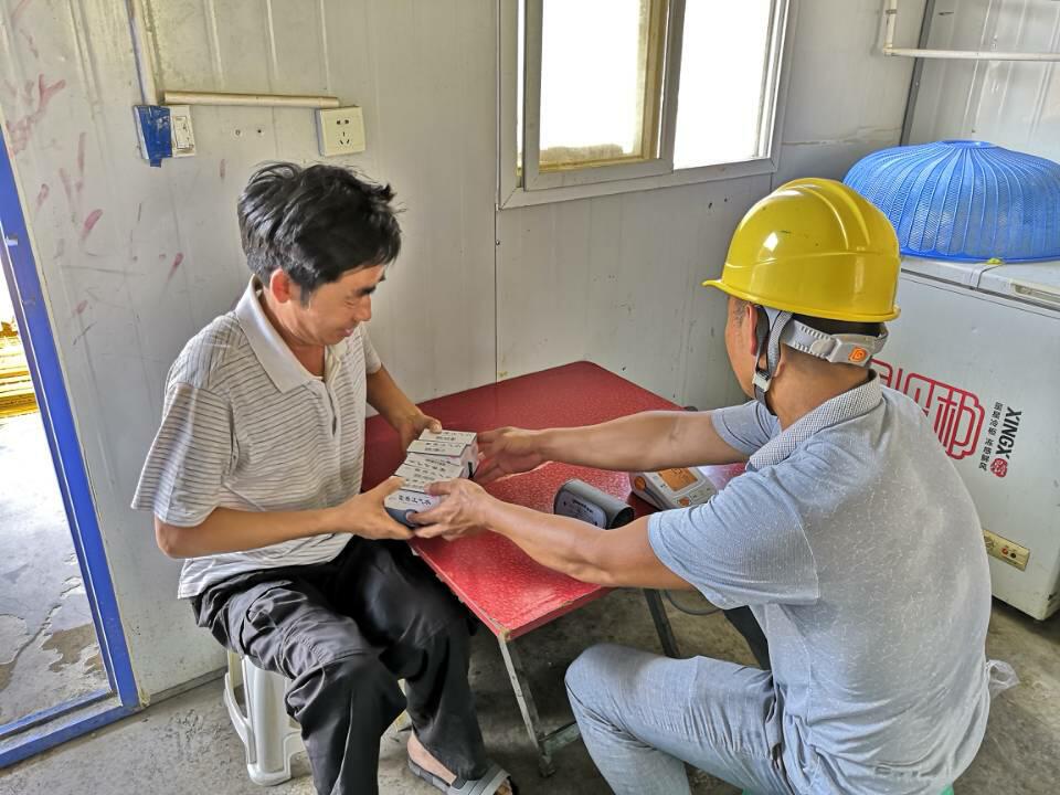 路橋市政直管部元蔓高速土建一分部開展送清涼活動