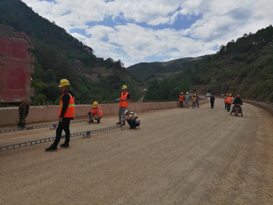 路橋市政直管部承建	維通公路改建工程蘭坪段4-2合同段“試驗(yàn)段”順利通過路基轉(zhuǎn)序驗(yàn)收