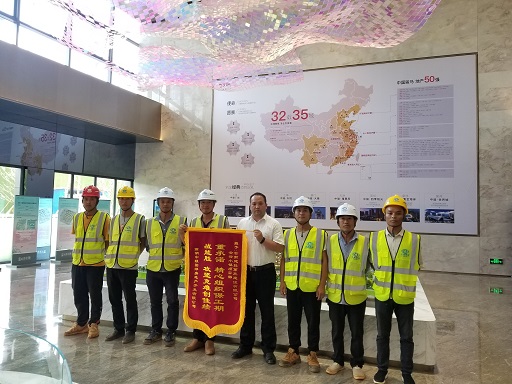 公司第三項(xiàng)目部承建的云谷小區(qū)（6號(hào)地塊）一期二標(biāo)段項(xiàng)目喜獲建設(shè)方錦旗