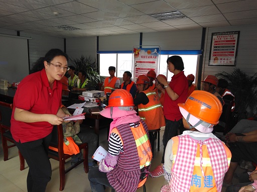 公司兩家單位組織開展農(nóng)民工加入中華全國總工會活動