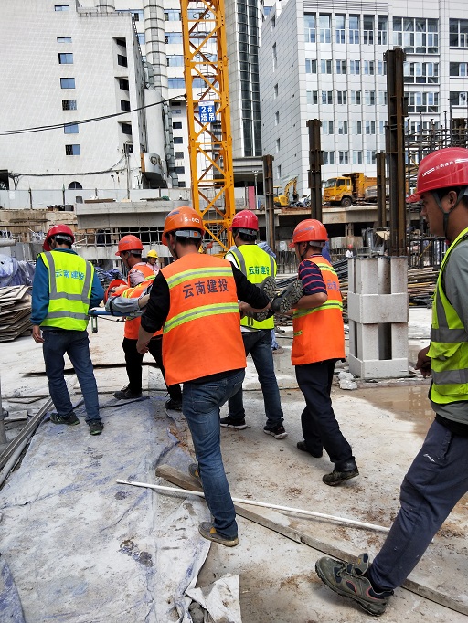 公司第二直管部在云大醫(yī)院5號(hào)樓建設(shè)項(xiàng)目組織現(xiàn)場(chǎng)應(yīng)急演練