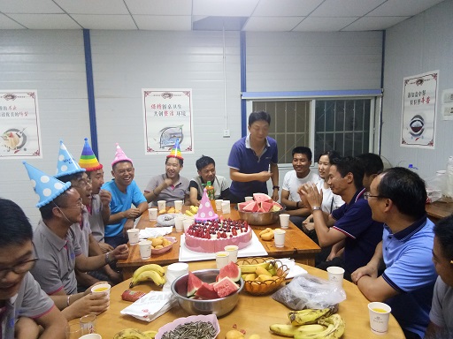 第二項(xiàng)目經(jīng)理部為員工舉辦集體生日會(huì)