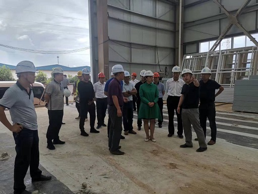 紅河州州長羅萍一行到第三項目經(jīng)理部彌勒市彌陽工業(yè)區(qū)生活服務(wù)區(qū)及標準廠房項目考察