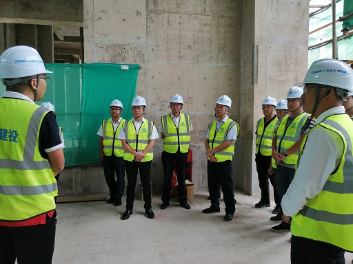 公司領(lǐng)導班子成員到第一項目經(jīng)理部龍湖天瑯中心集中學習并檢查指導工作