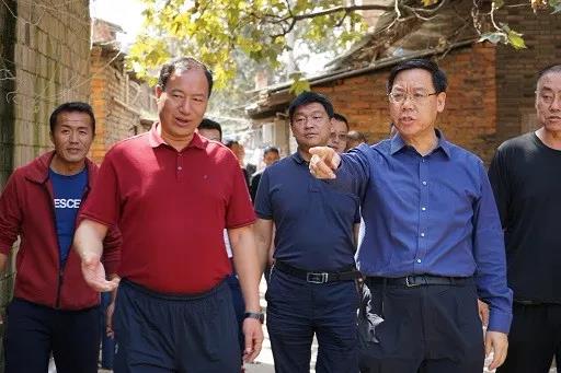 陳文雙到公司建工新村及篆新農(nóng)貿(mào)市場(chǎng)檢查指導(dǎo)工作