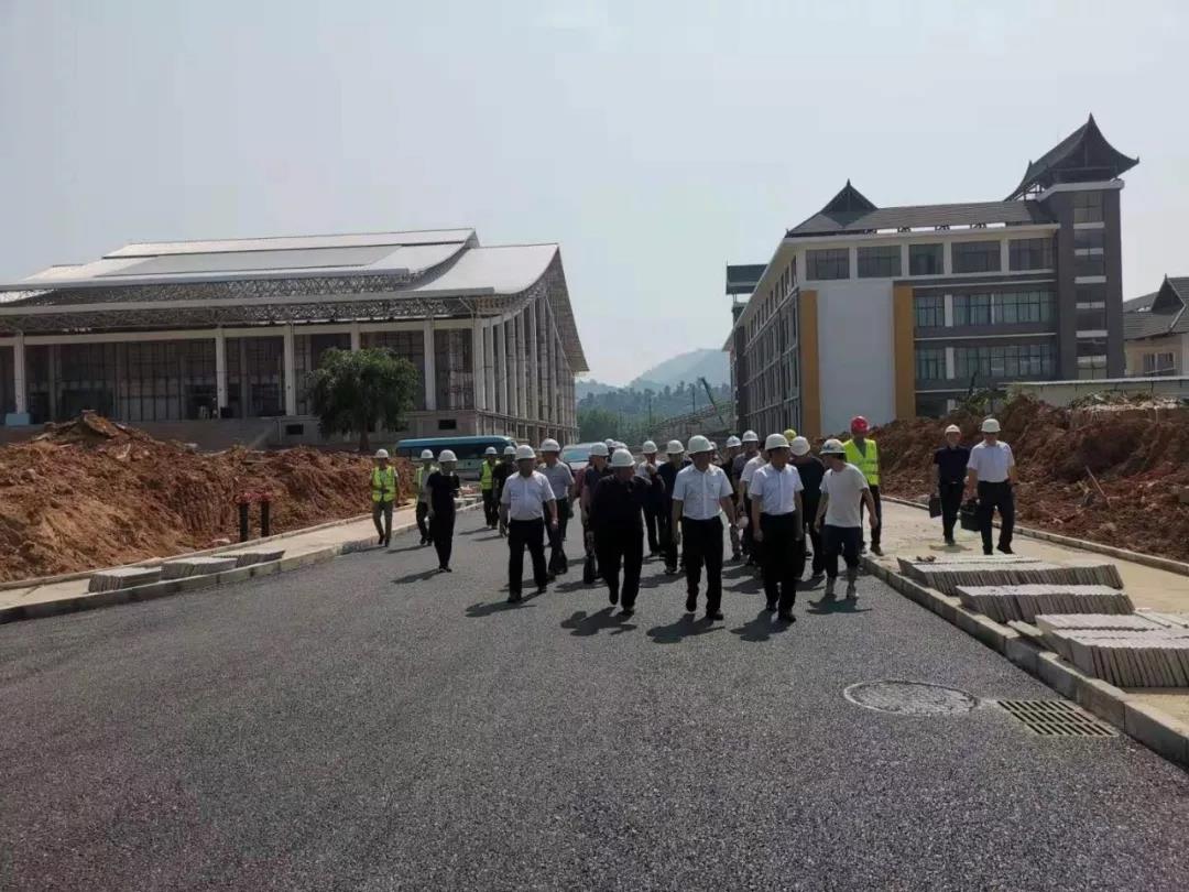 西雙版納州州長(zhǎng)羅紅江調(diào)研第十五直管項(xiàng)目部西雙版納職業(yè)技術(shù)學(xué)院新校區(qū)建設(shè)項(xiàng)目