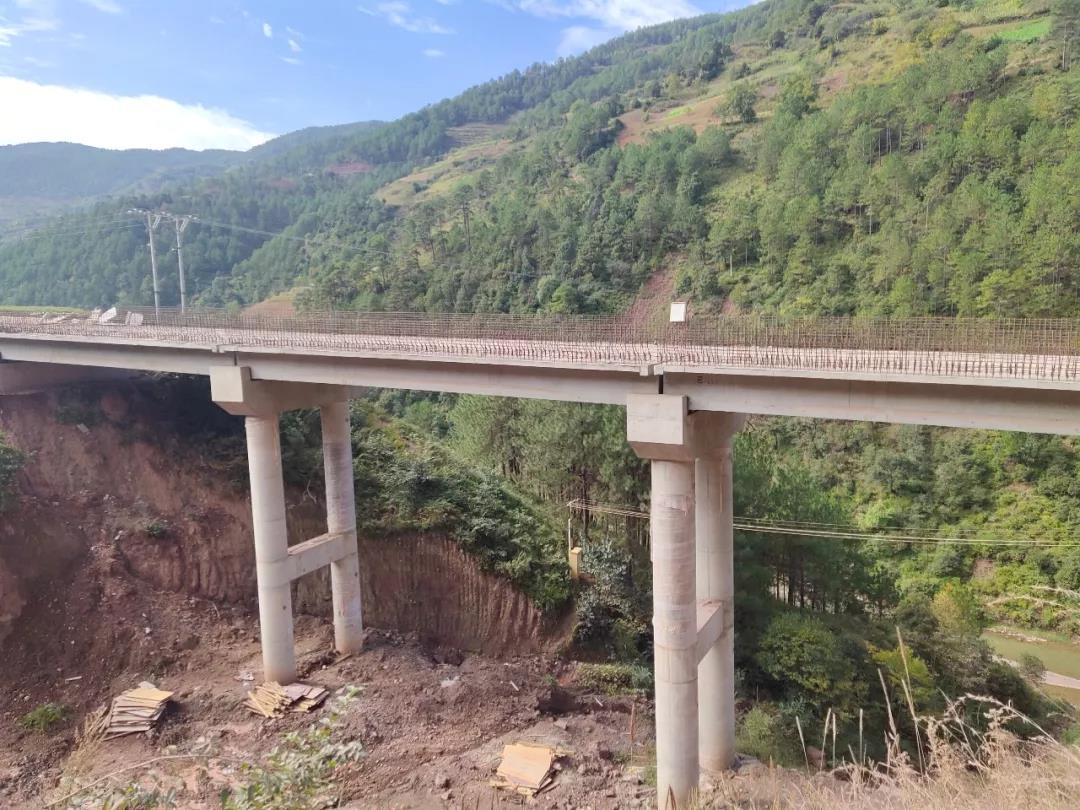維通公路四合同段橋梁梁板吊裝順利完成
