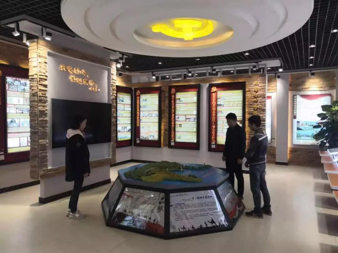 楚雄發(fā)展中心建設(shè)項(xiàng)目組織職工參觀市委黨校黨史館活動(dòng)