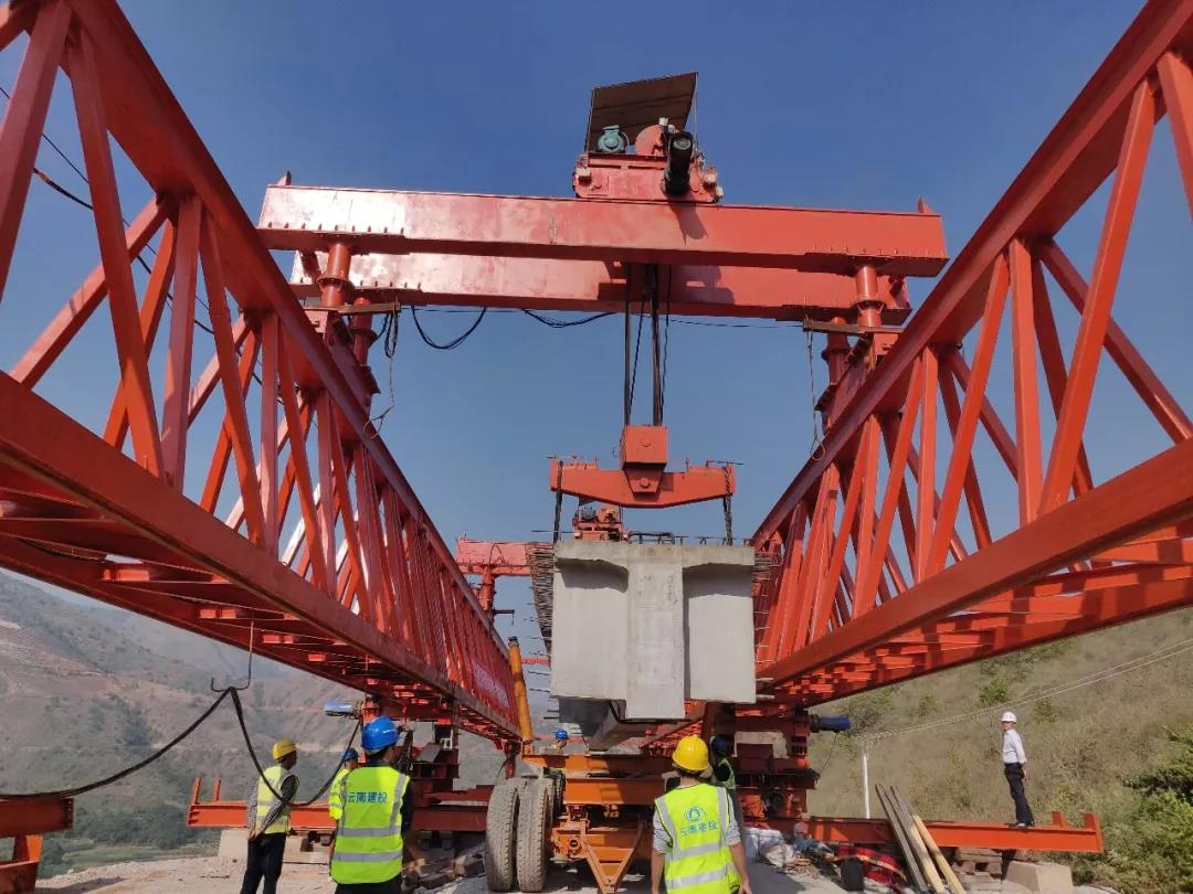 第十五直管項目部元蔓高速公路（玉溪段）四分部青木里1號大橋首片T梁架設(shè)成功