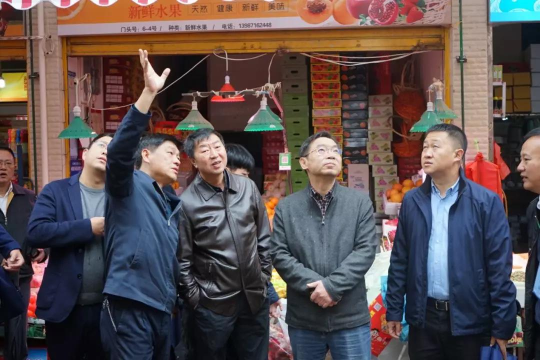 昆明市市場監(jiān)管局黨組書記、局長潘開平到大觀篆新農貿市場調研市場改造情