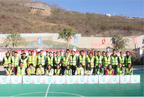 陳波到巧家七里片區(qū)調(diào)研并為一線員工們送溫暖