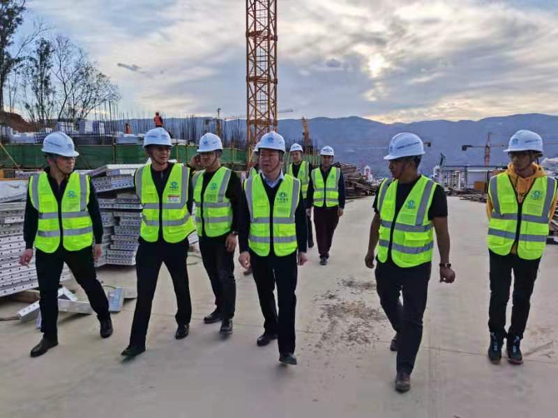 吳勇一行到金沙江白鶴灘水電站七里移民安置區(qū)房屋建設(shè)工地檢查指導(dǎo)工作