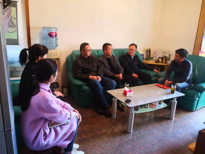 翁斌慰問公司困難職工