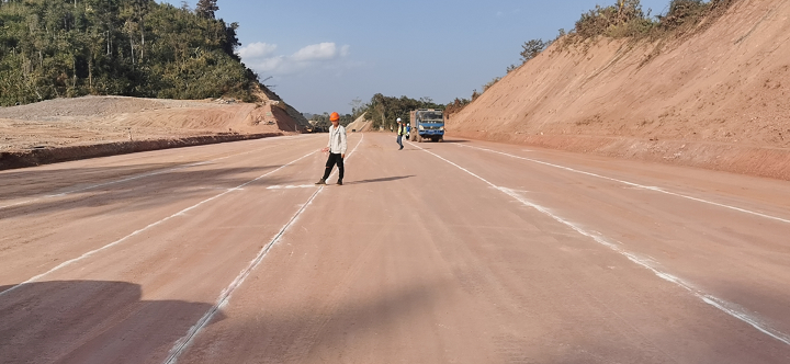 萬萬高速六工區(qū)路基順利轉(zhuǎn)序