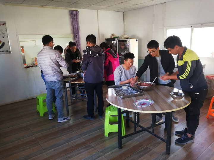 南華錦繡城項(xiàng)目組織職工包餃子