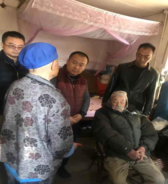 第一水電項(xiàng)目部組織慰問(wèn)99歲退休困難職工