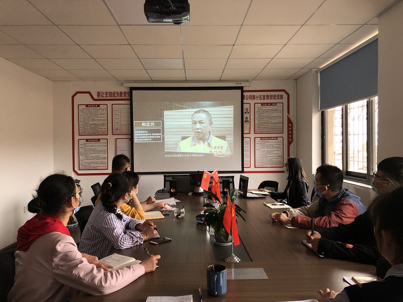 第十五直管項目部組織學習《堅決清除“害群之馬”--和正興、刀勇嚴重違紀違法案剖析》