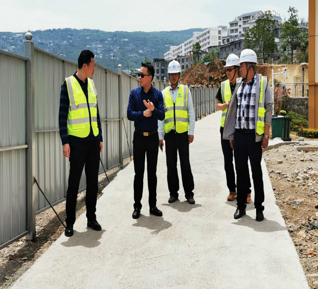 陳波到永善桐堡新區(qū)安置點項目檢查工作