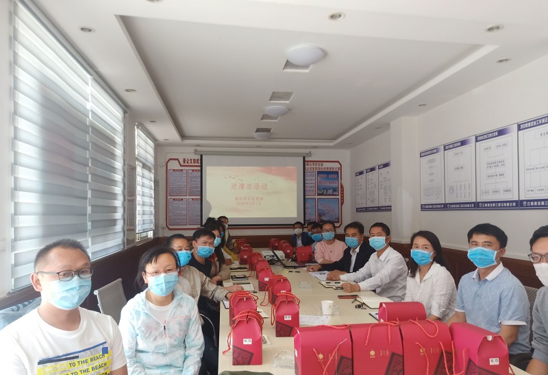 第四項(xiàng)目經(jīng)理部開(kāi)展送清涼活動(dòng)