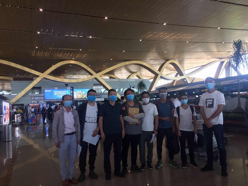 第三直管部班子成員為遠(yuǎn)征老撾的同事們送行