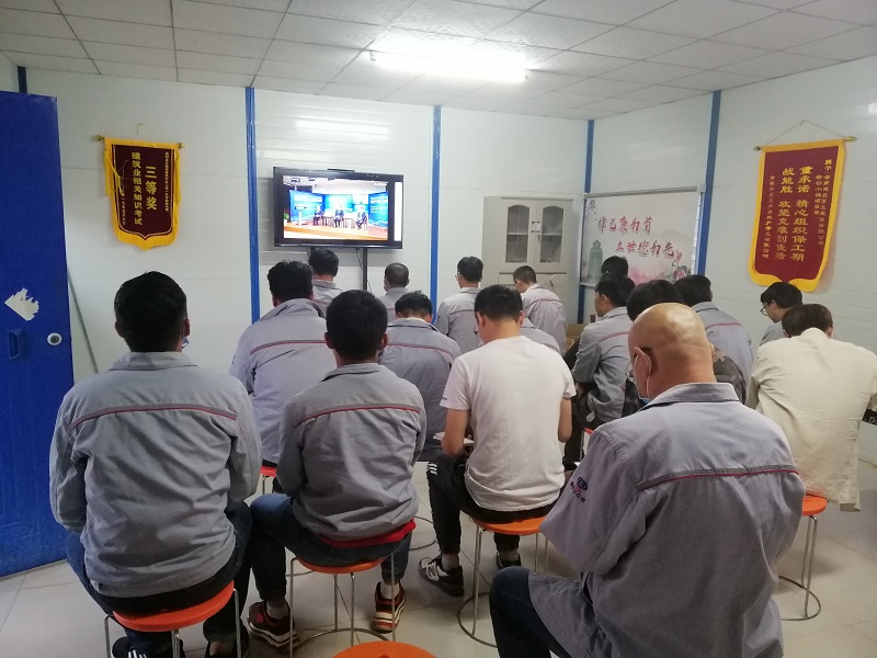 公司組織觀看《企業(yè)家高端對話直播》