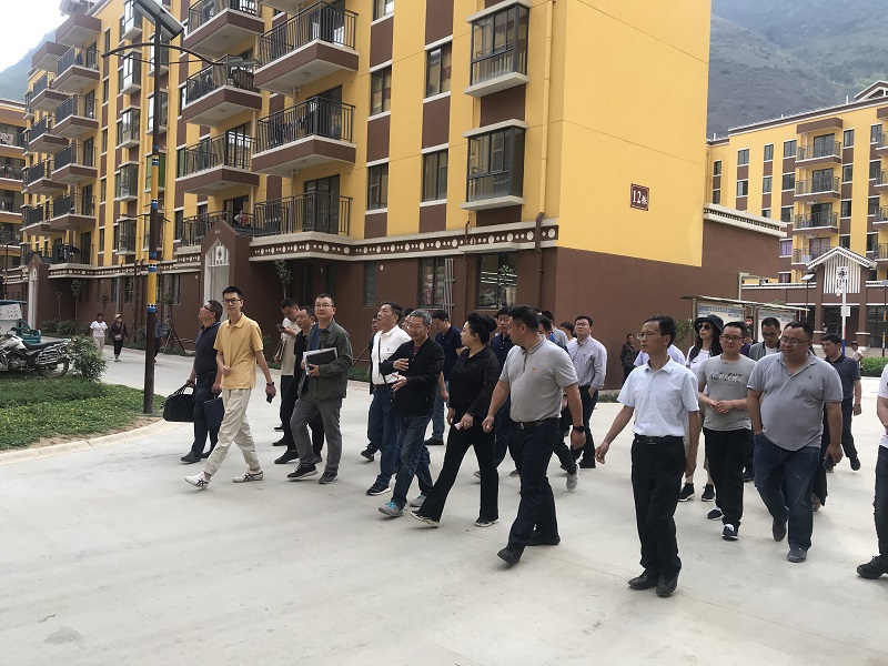 沈家文到城墻壩易地搬遷安置點檢查指導