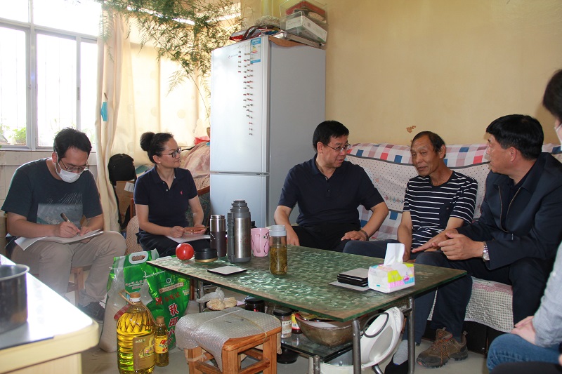 陳文雙慰問公司困難職工