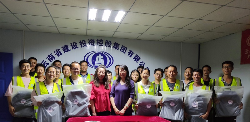 公司工會到澄江天頤幸福里項目送清涼