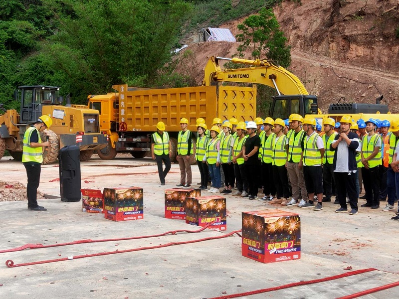 永勐高速公路七分部石崗箐1號隧道舉行進洞儀式