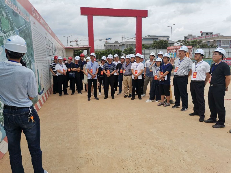 陸良縣人大代表團(tuán)到陸良縣全民健身活動(dòng) 中心項(xiàng)目參觀調(diào)研