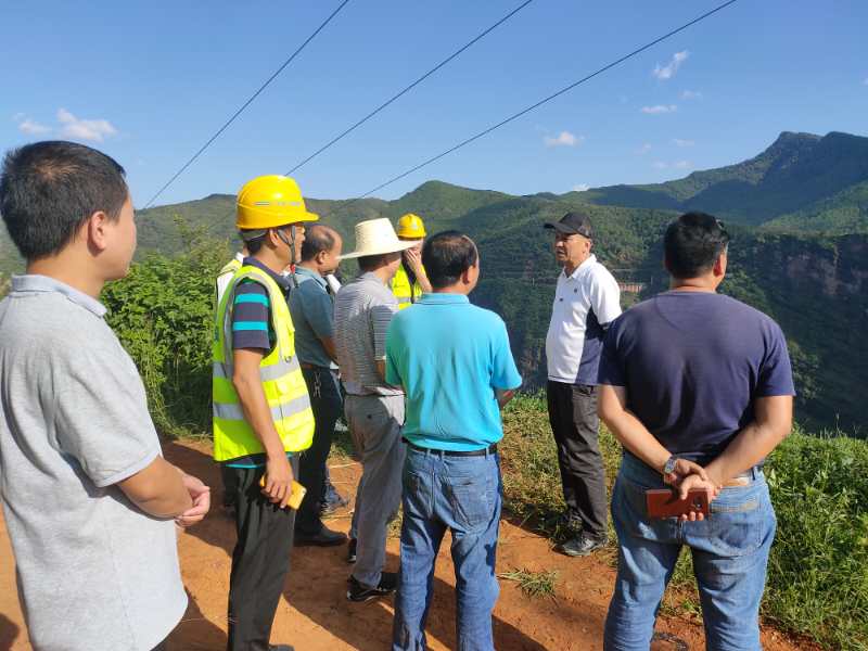 大姚縣縣領(lǐng)導(dǎo)赴永大高速公路土建七分部施工現(xiàn)場(chǎng)調(diào)研
