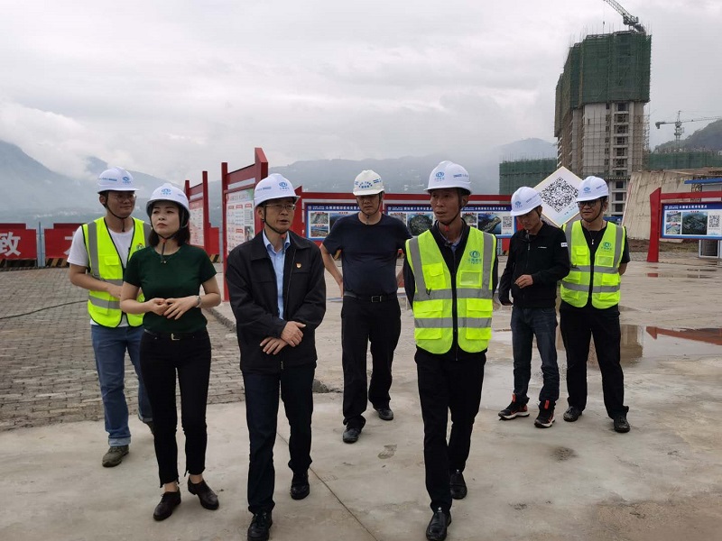 集團(tuán)工會(huì)副主席楊金、黨委工作部副部長(zhǎng)周俊           到巧家七里移民安置點(diǎn)項(xiàng)目調(diào)研