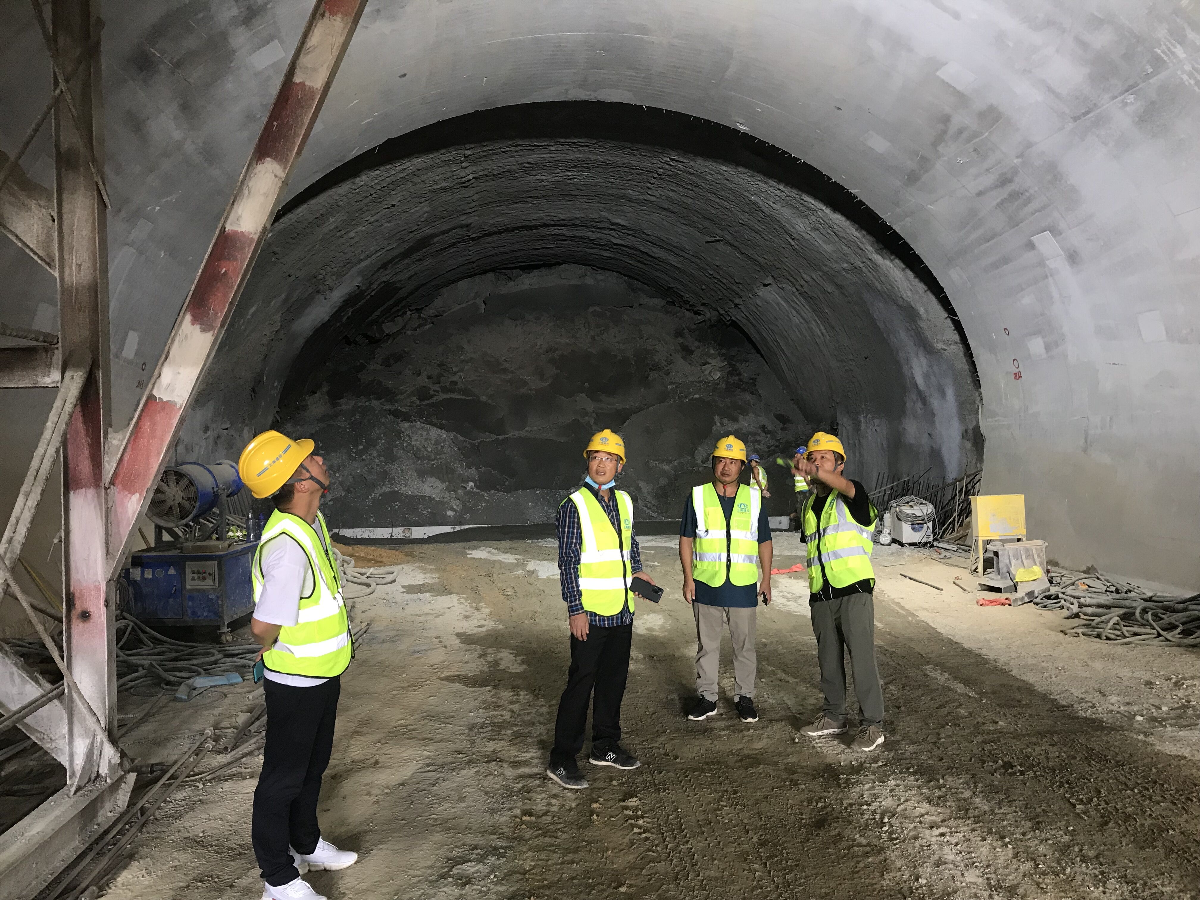 王長(zhǎng)錄與景洪G214線項(xiàng)目部職工共度中秋