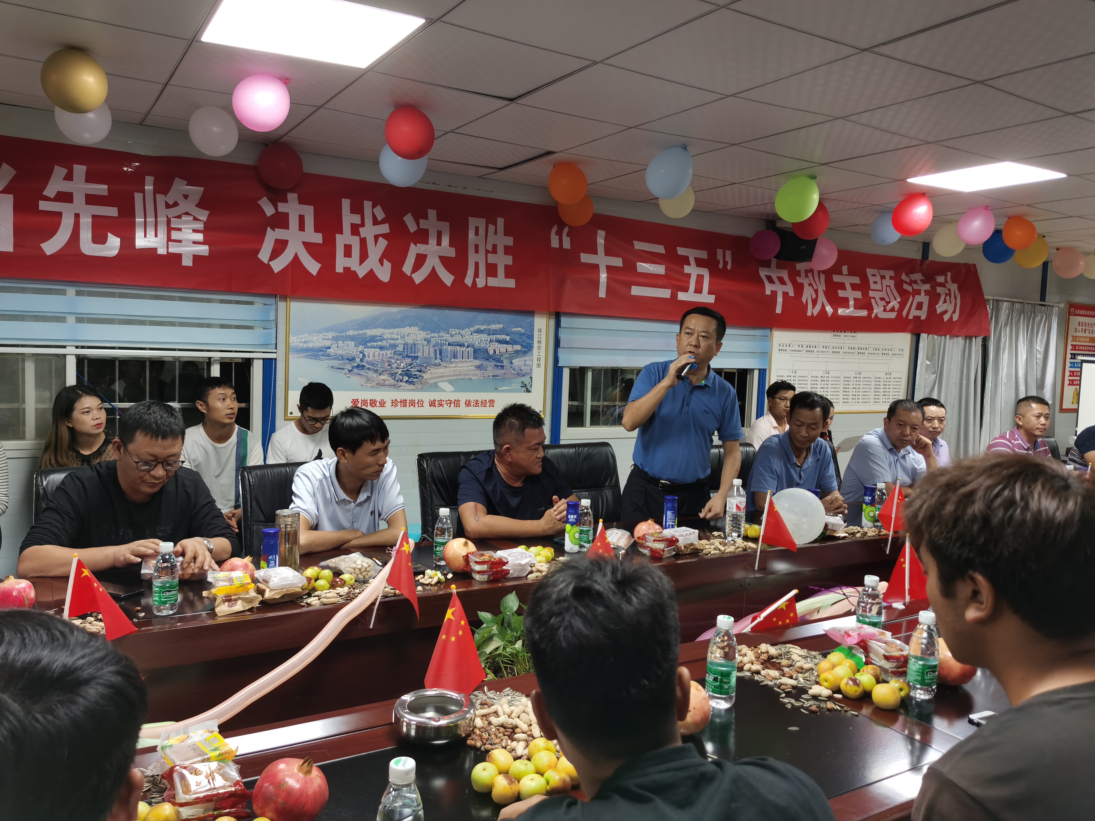 吳勇、楊靜與一線職工喜迎國(guó)慶中秋