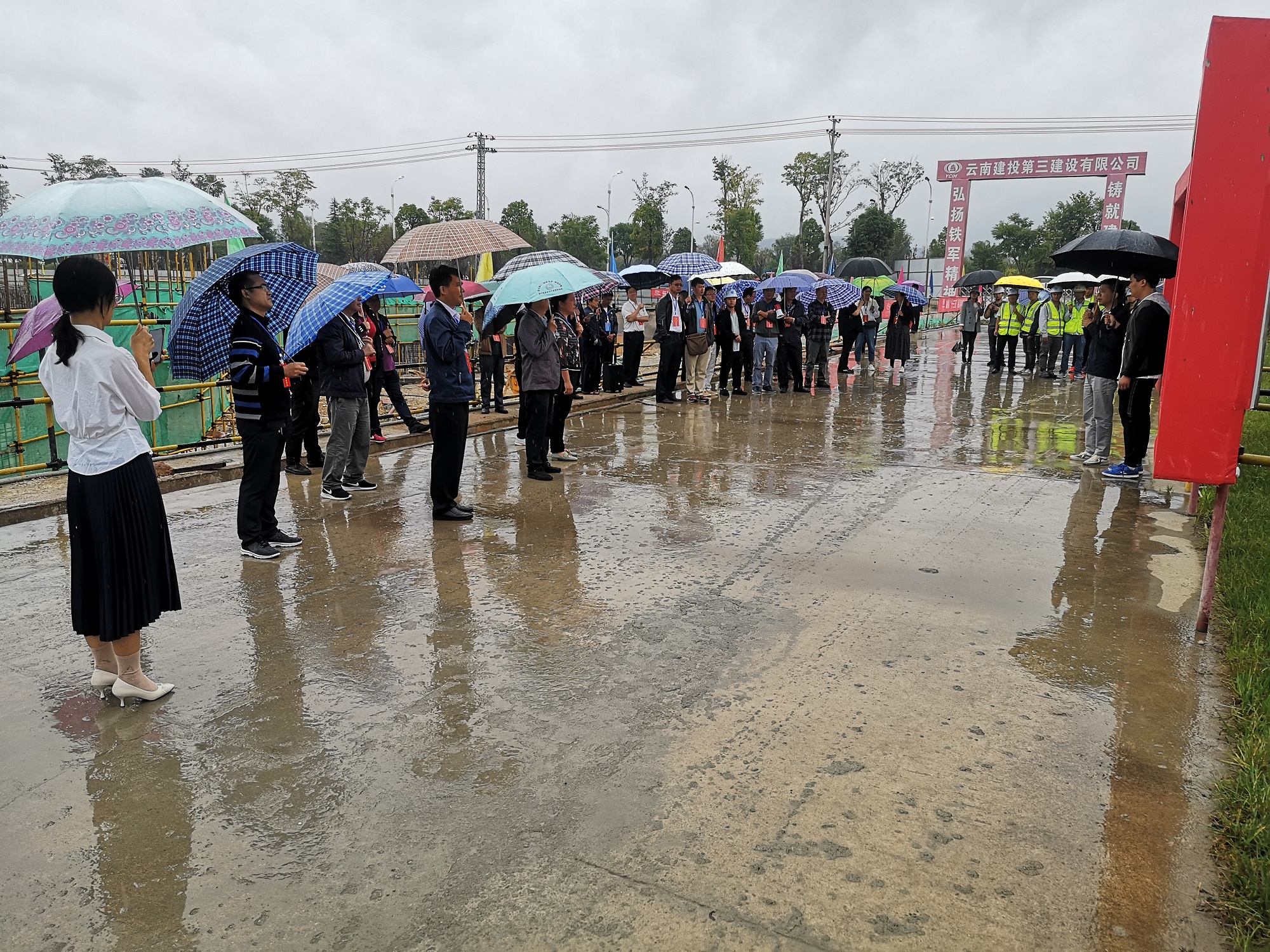 省、市、縣三級人大代表到昌寧縣人民醫(yī)院遷建項目調研