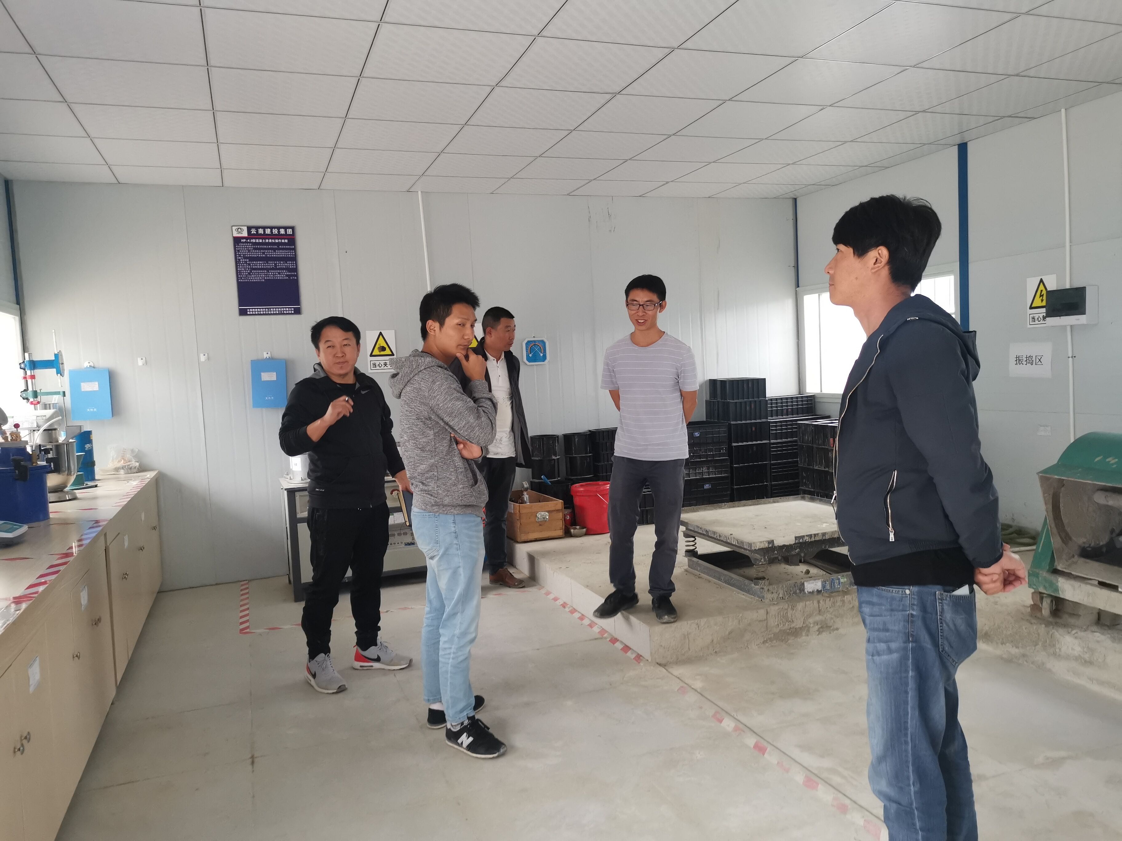 施鏈高速、永大高速、云蘭高速總包對(duì)恒昊“施鏈高速工地試驗(yàn)室”進(jìn)行參觀指導(dǎo)